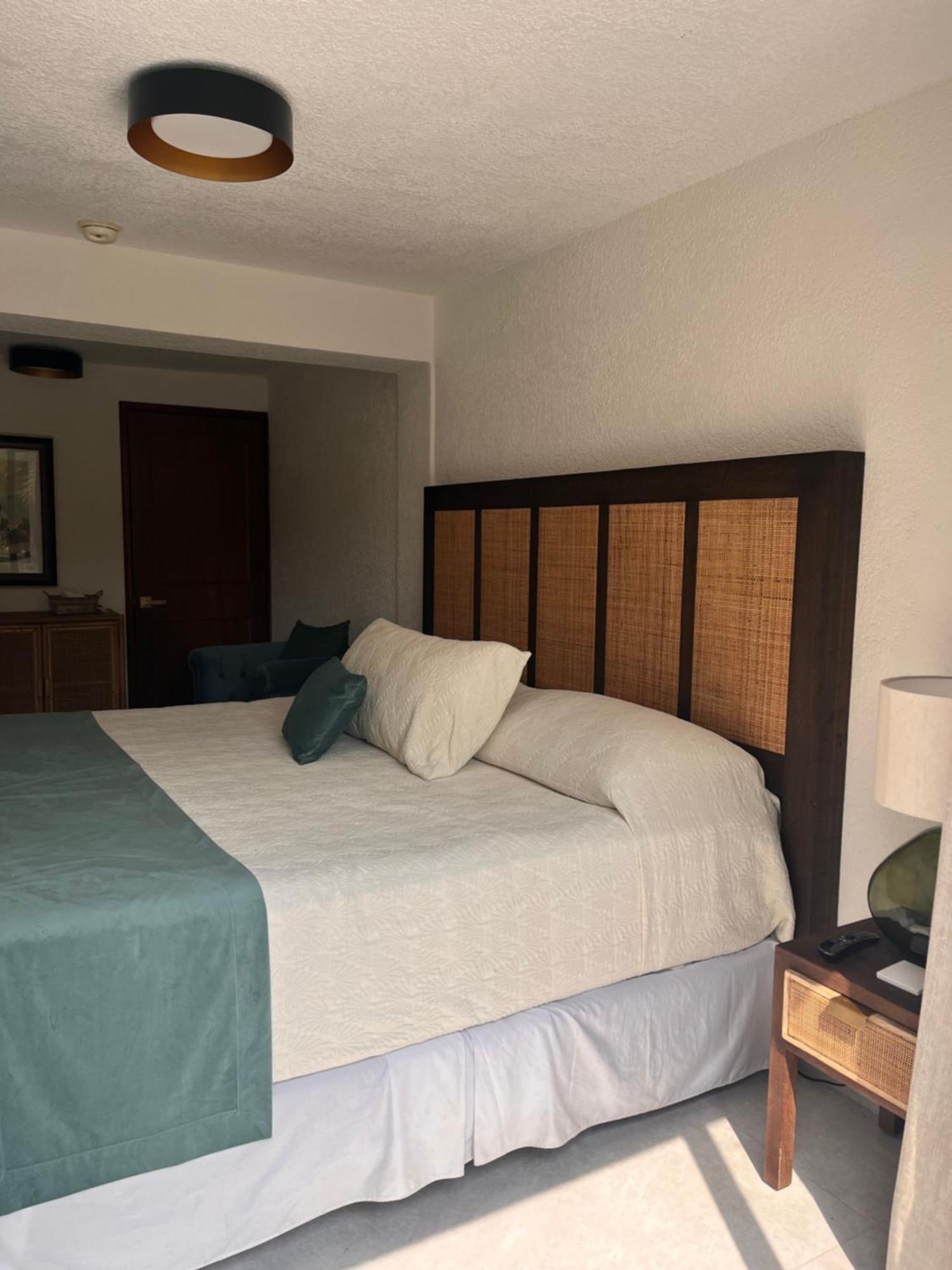 Suite con cama grande y vistas a la piscina