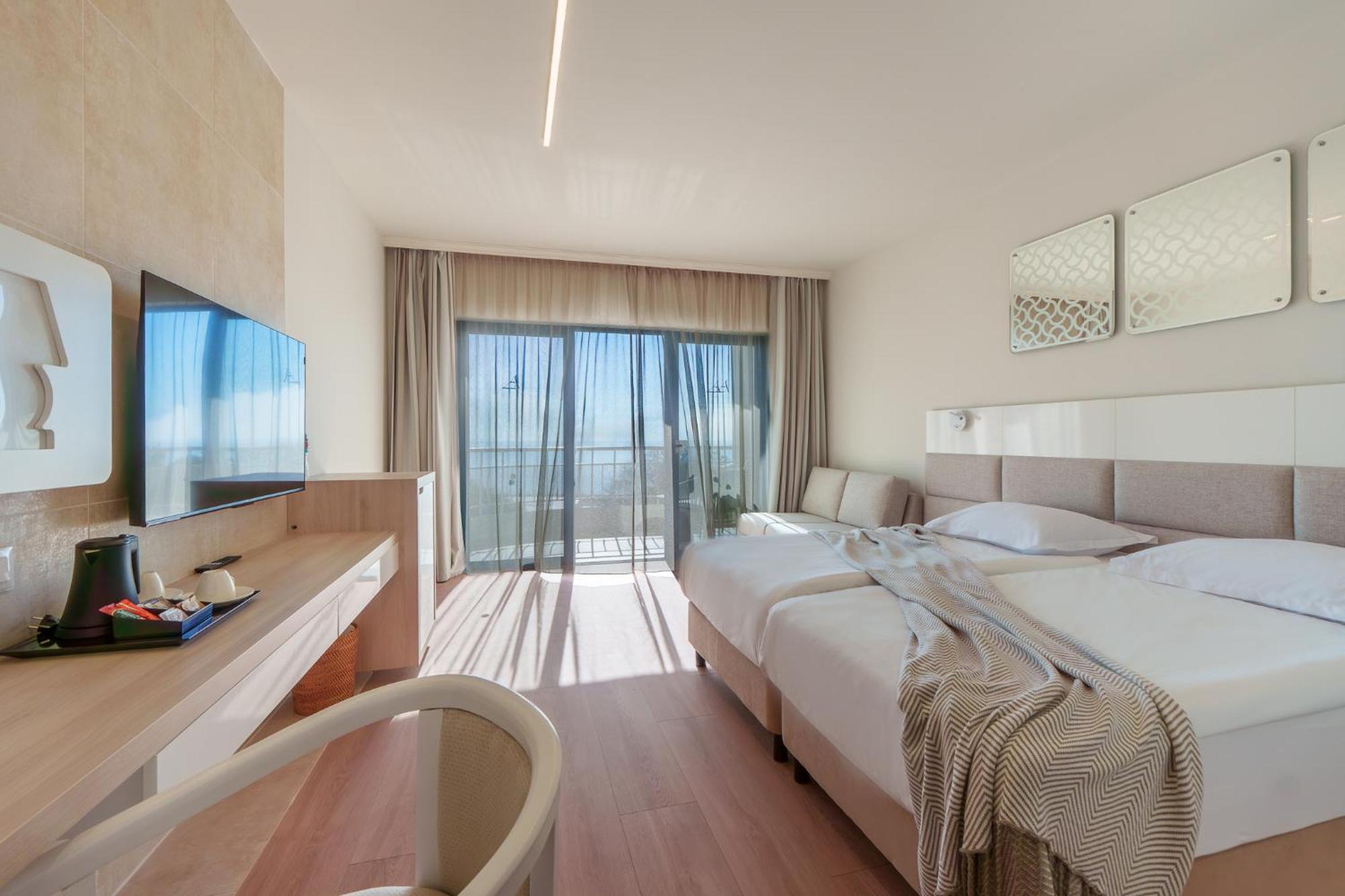 Deluxe Double or Twin Room Sea View