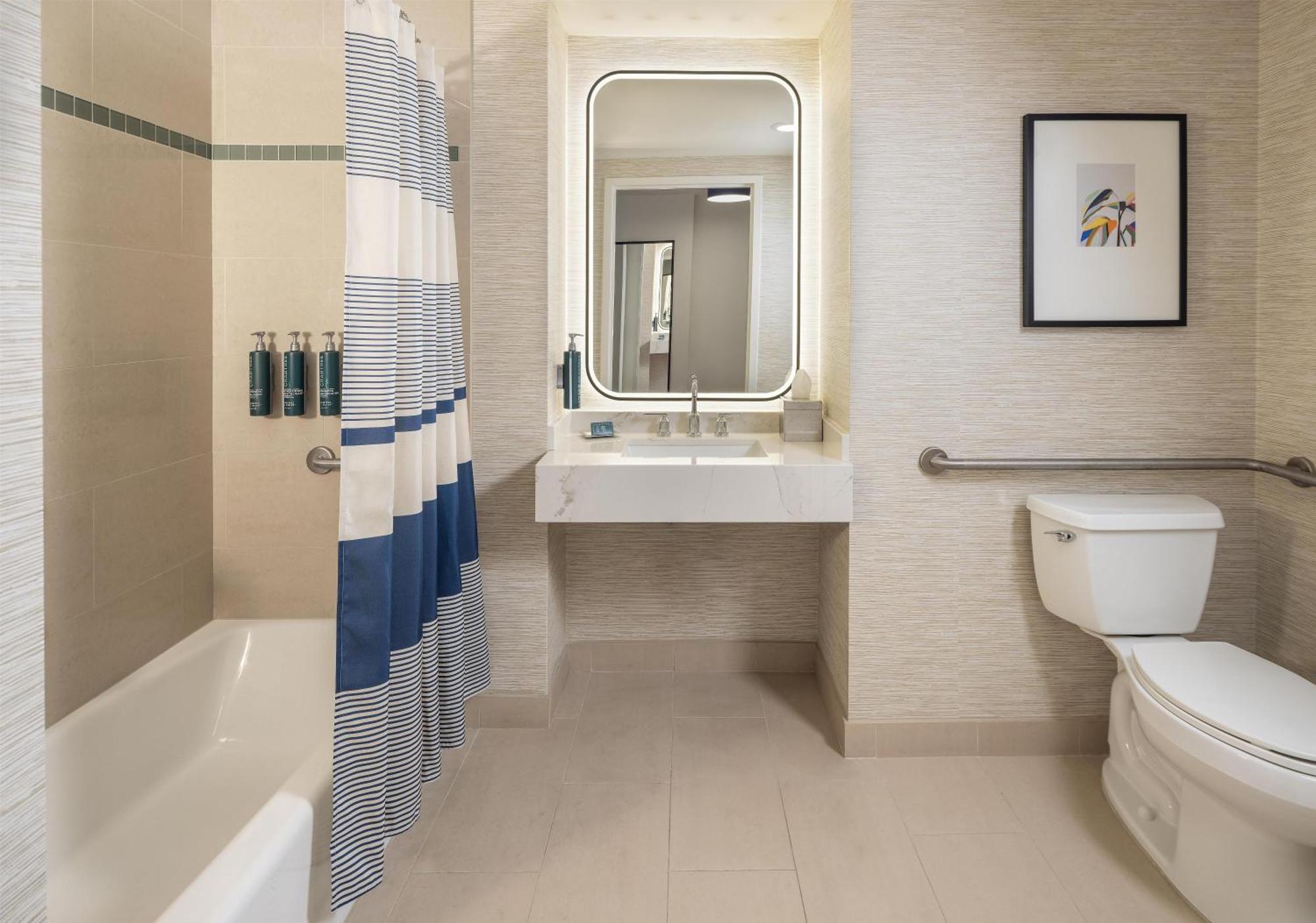 Habitación con cama extragrande y vistas a la piscina - Adaptada para personas con movilidad reducida y bañera