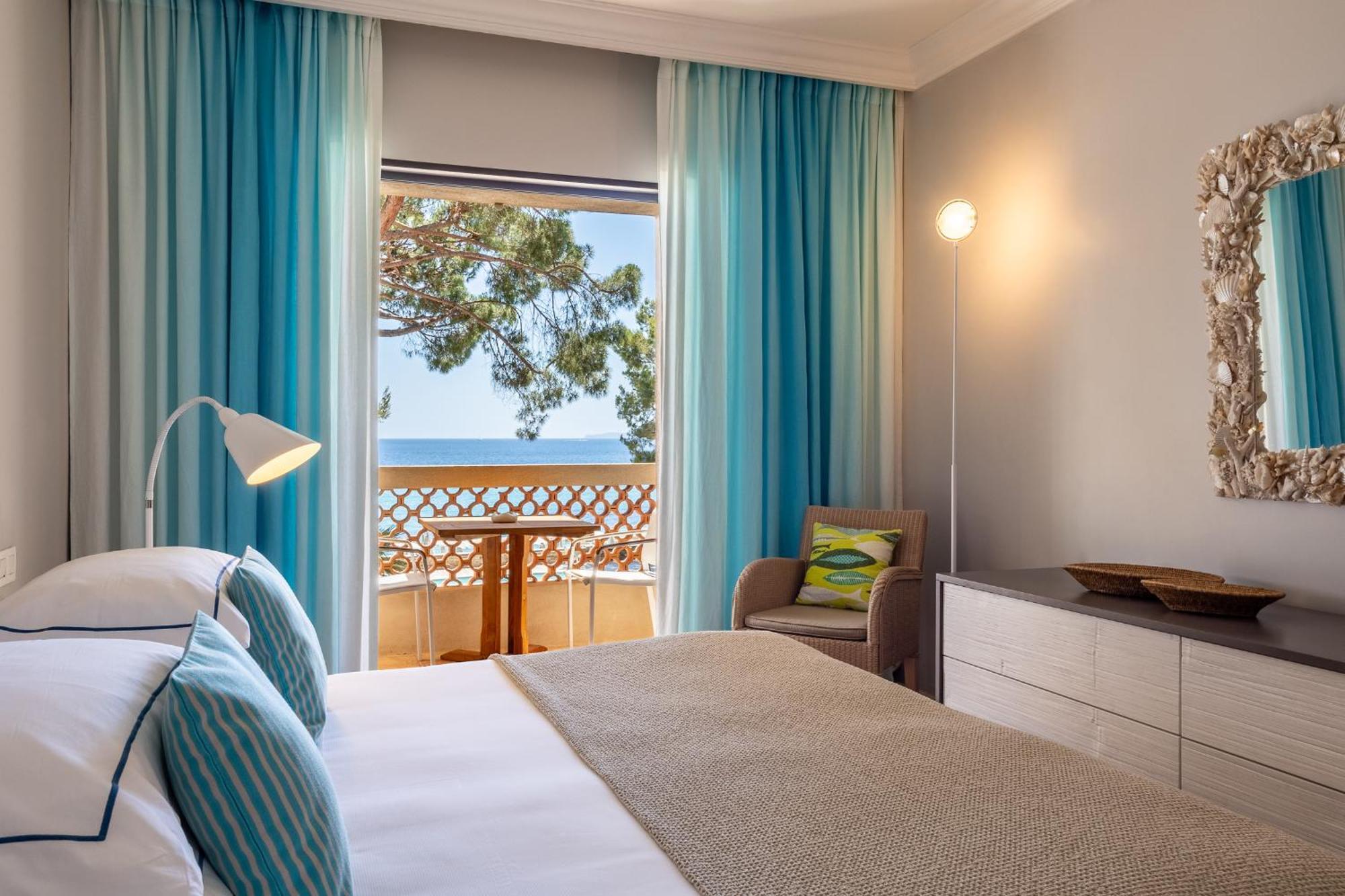 Suite with sea view, free access to the spa and private beach