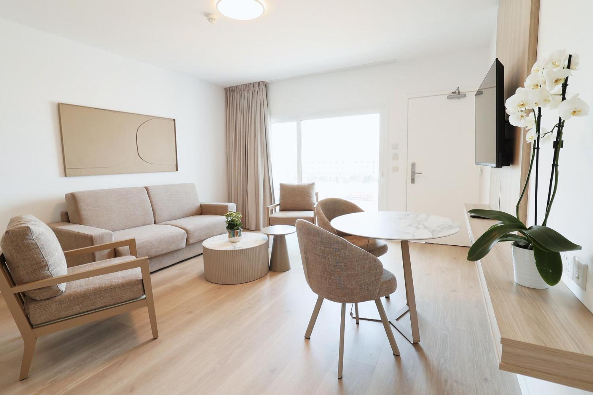 One-Bedroom Deluxe Apartment