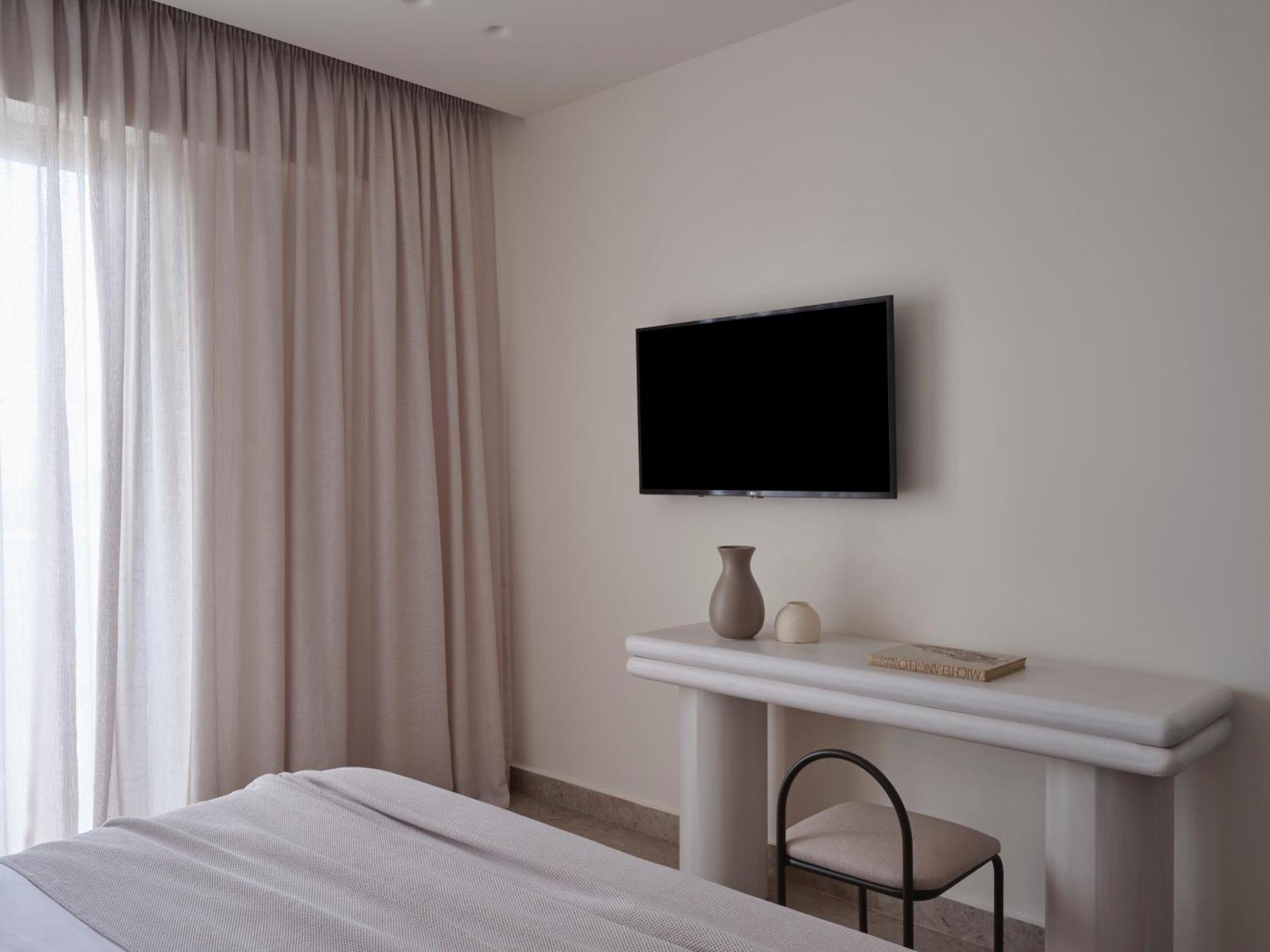Dreibettzimmer mit Poolblick