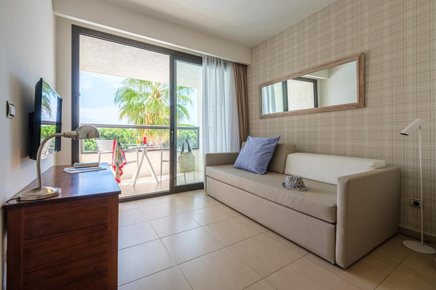 Suite Junior con vistas a la piscina