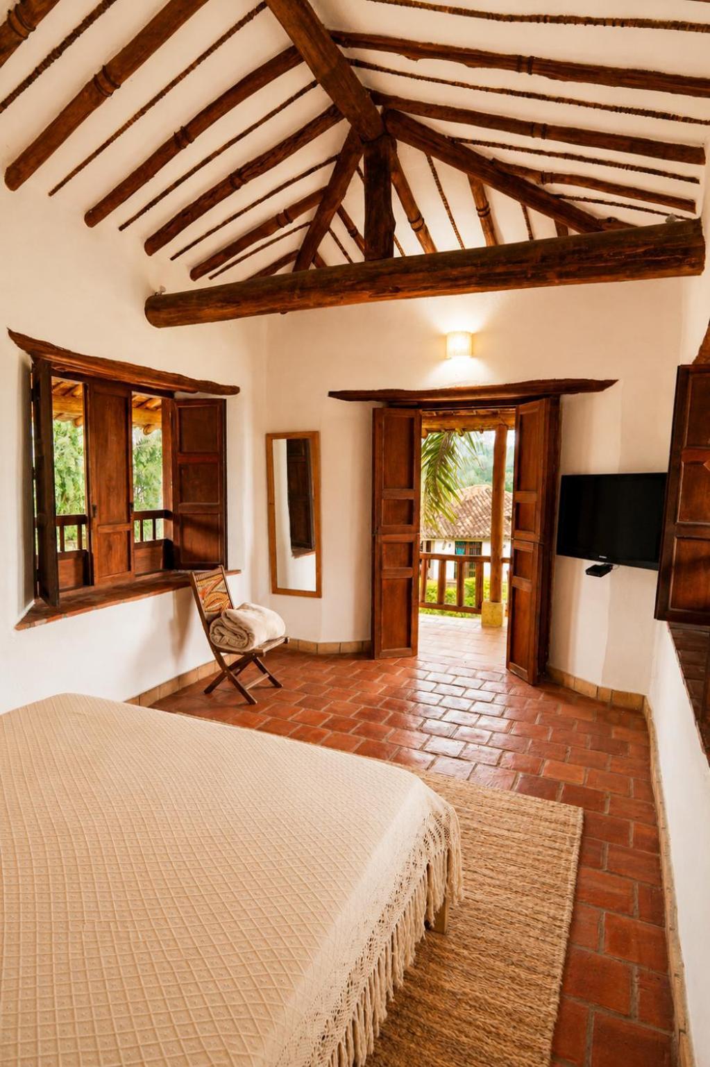 Habitación con cama extragrande y vistas a la piscina