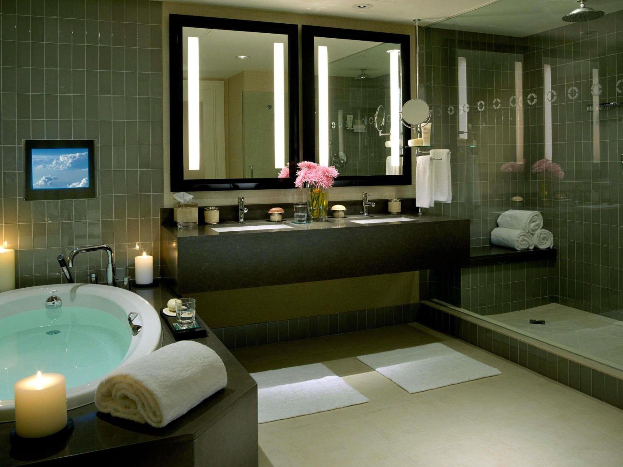 Suite Presidencial con cama extragrande y vistas a las colinas