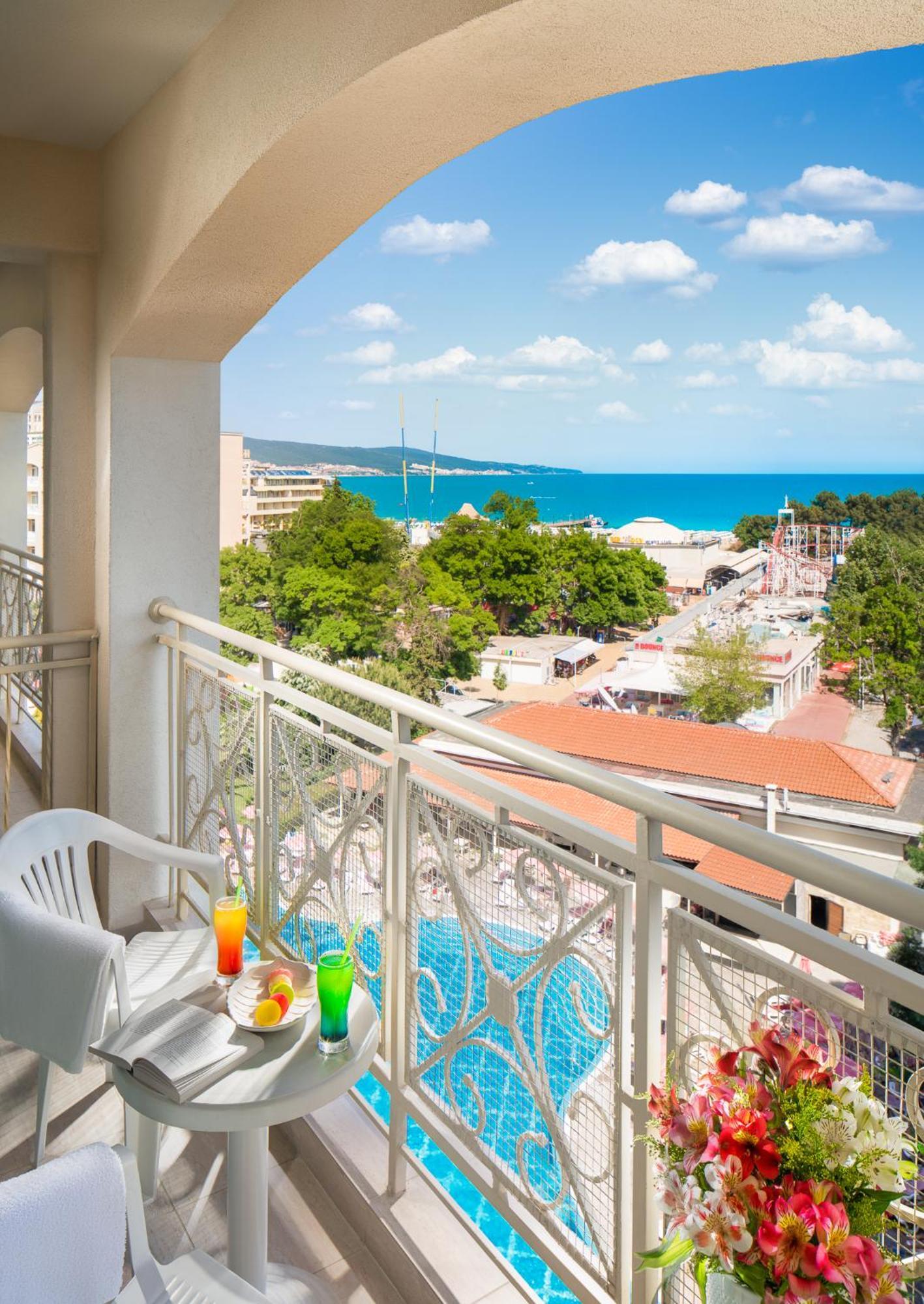 Deluxe Twin Room Sea View Balcony Pool Access & WiFI