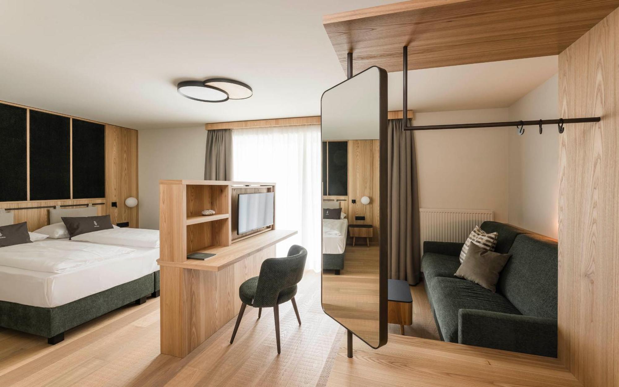 Zimmer mit Kingsize-Bett