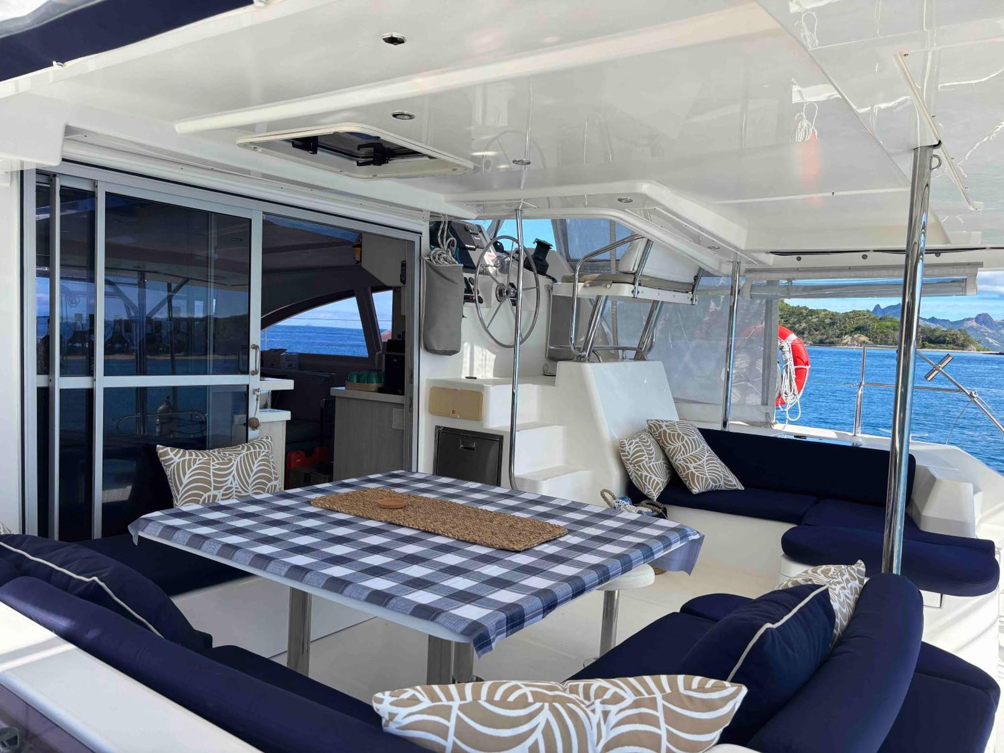 Habitación con cama grande y vistas al mar