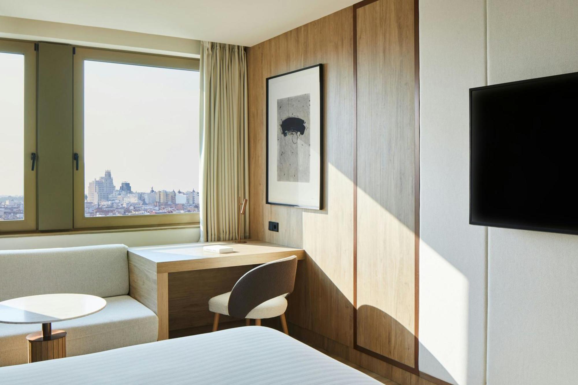 Panoramic Superior King Room City View