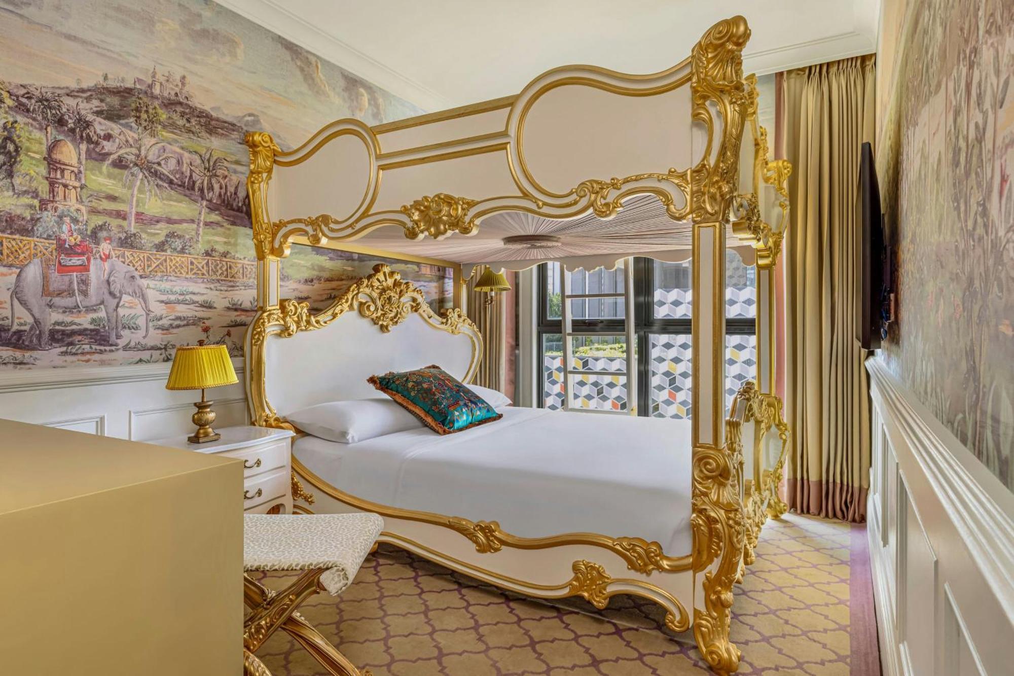 Royal Deluxe King Room 1 King Club Lounge Access Complimentary Cocktails & Snacks