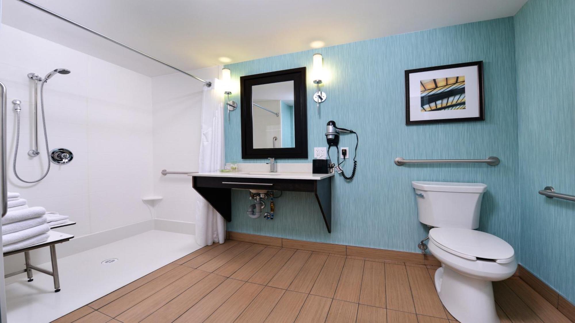 Standard Queen Room with Communications Accessible Roll-In Shower