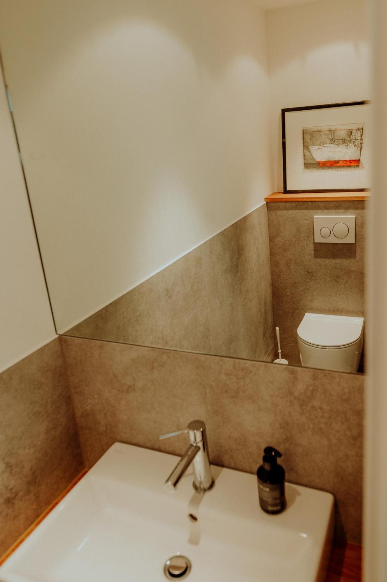 One-Bedroom Apartment Apt 2