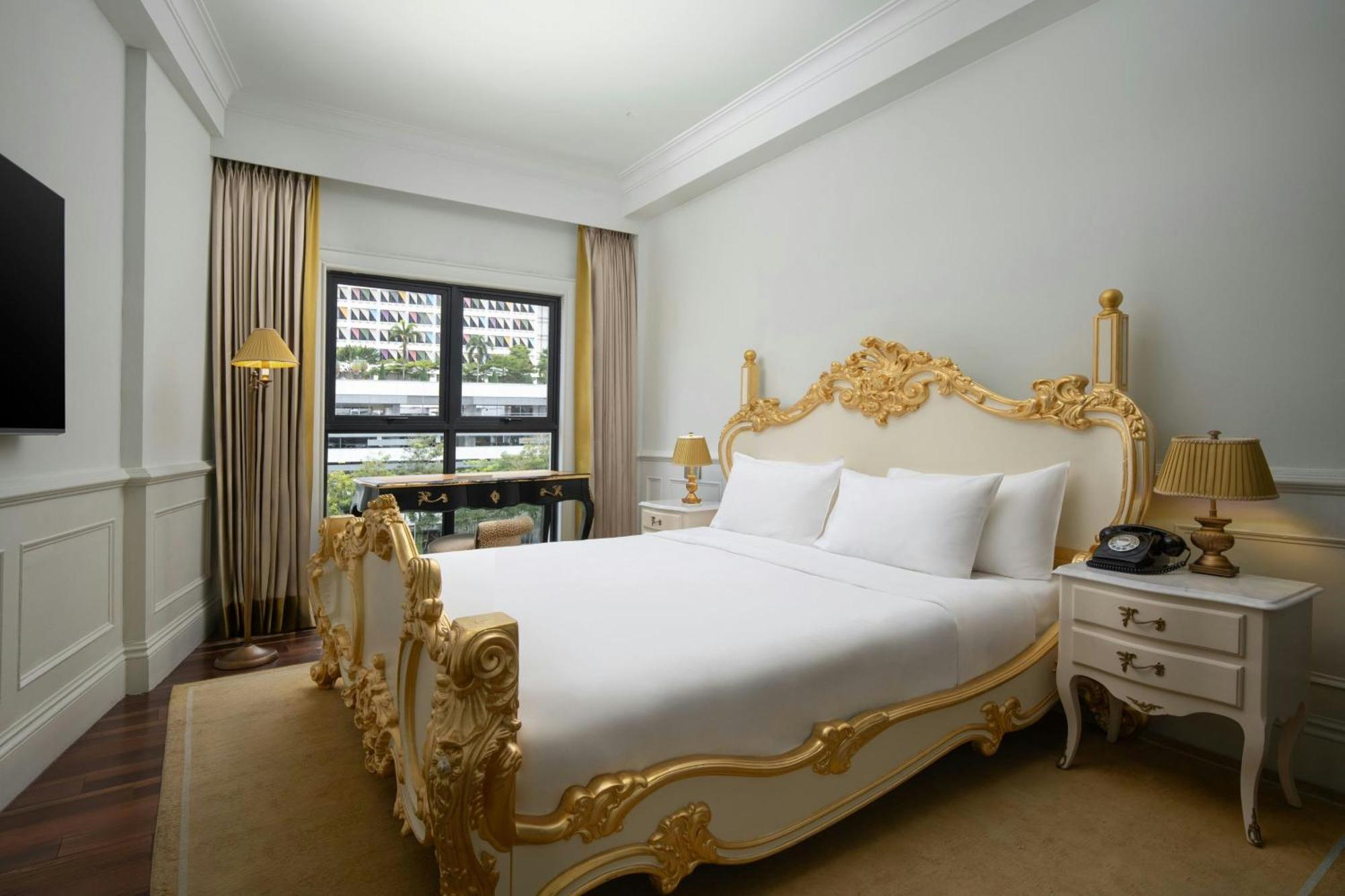 Royal Deluxe King Room 1 King Club Lounge Access Complimentary Cocktails & Snacks