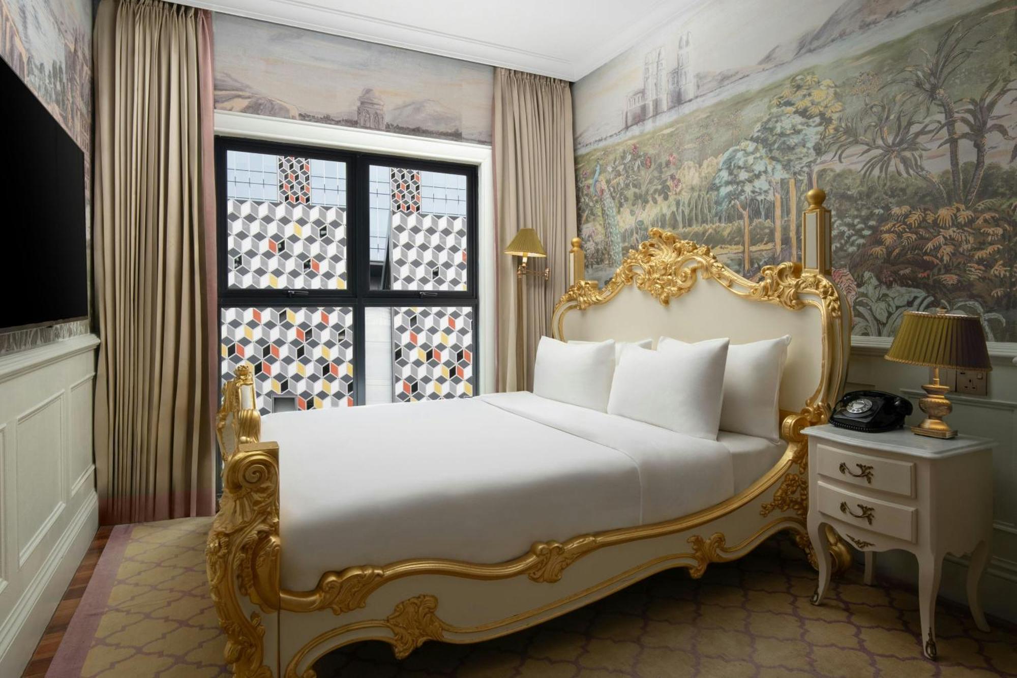 Royal Deluxe King Room 1 King Club Lounge Access Complimentary Cocktails & Snacks