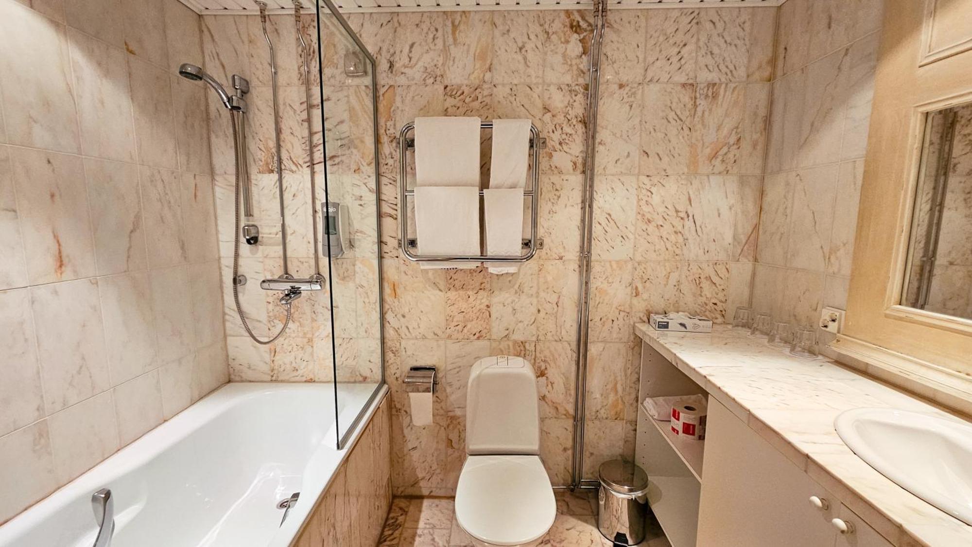 Standard Twin Room Bath