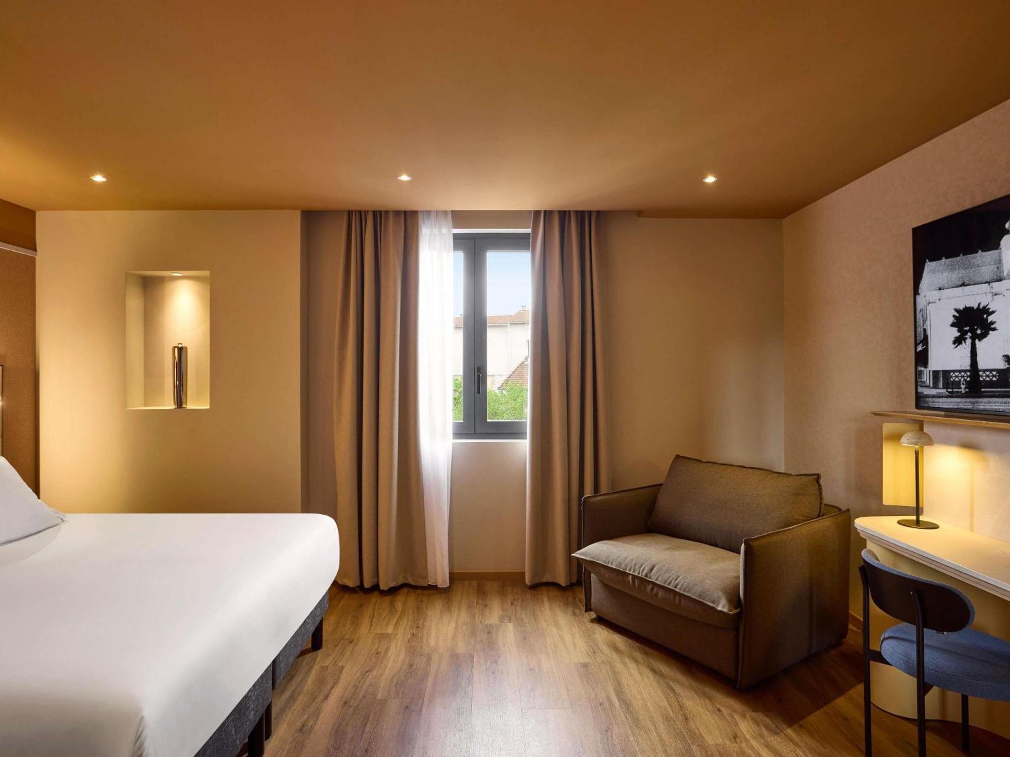 Deluxe Room 1 King Bed