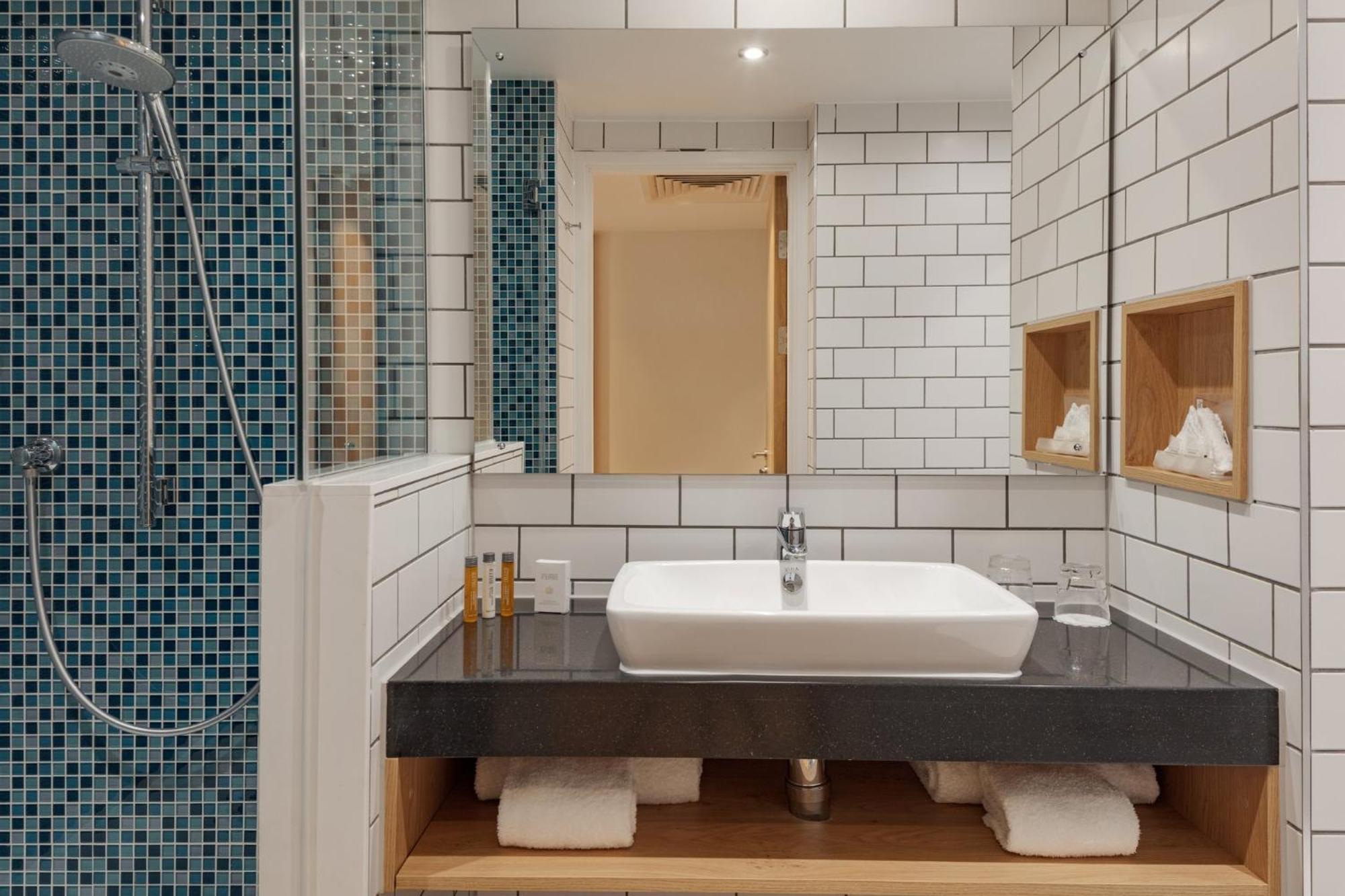 Standard Queen Room - Accessible