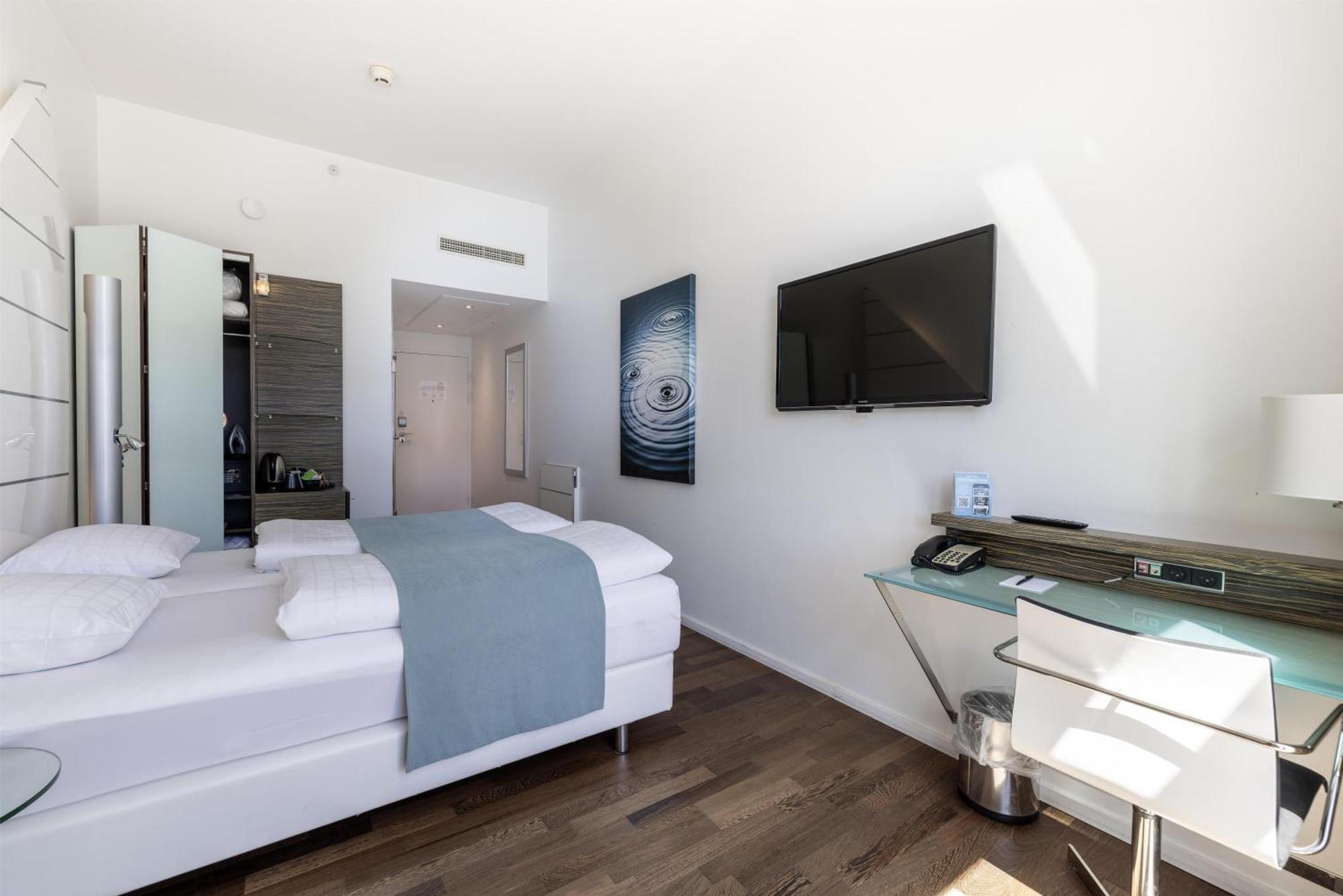 Executive w/ Balcony, Canal View & Lounge