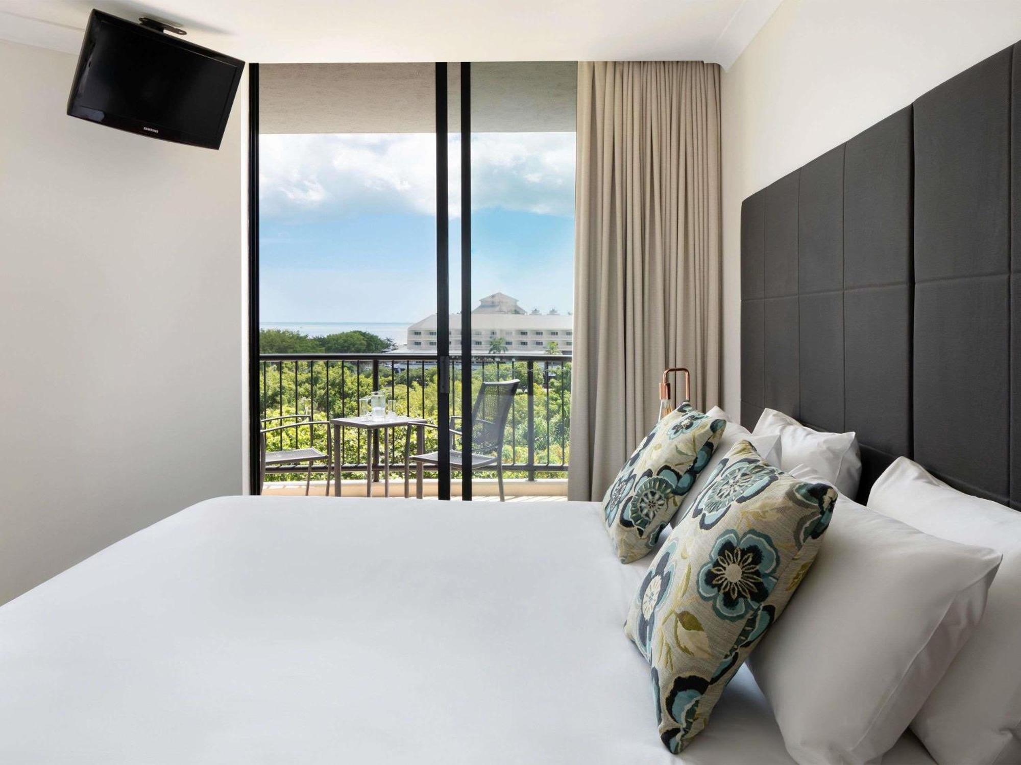 One-Bedroom Apartment Esplanade View
