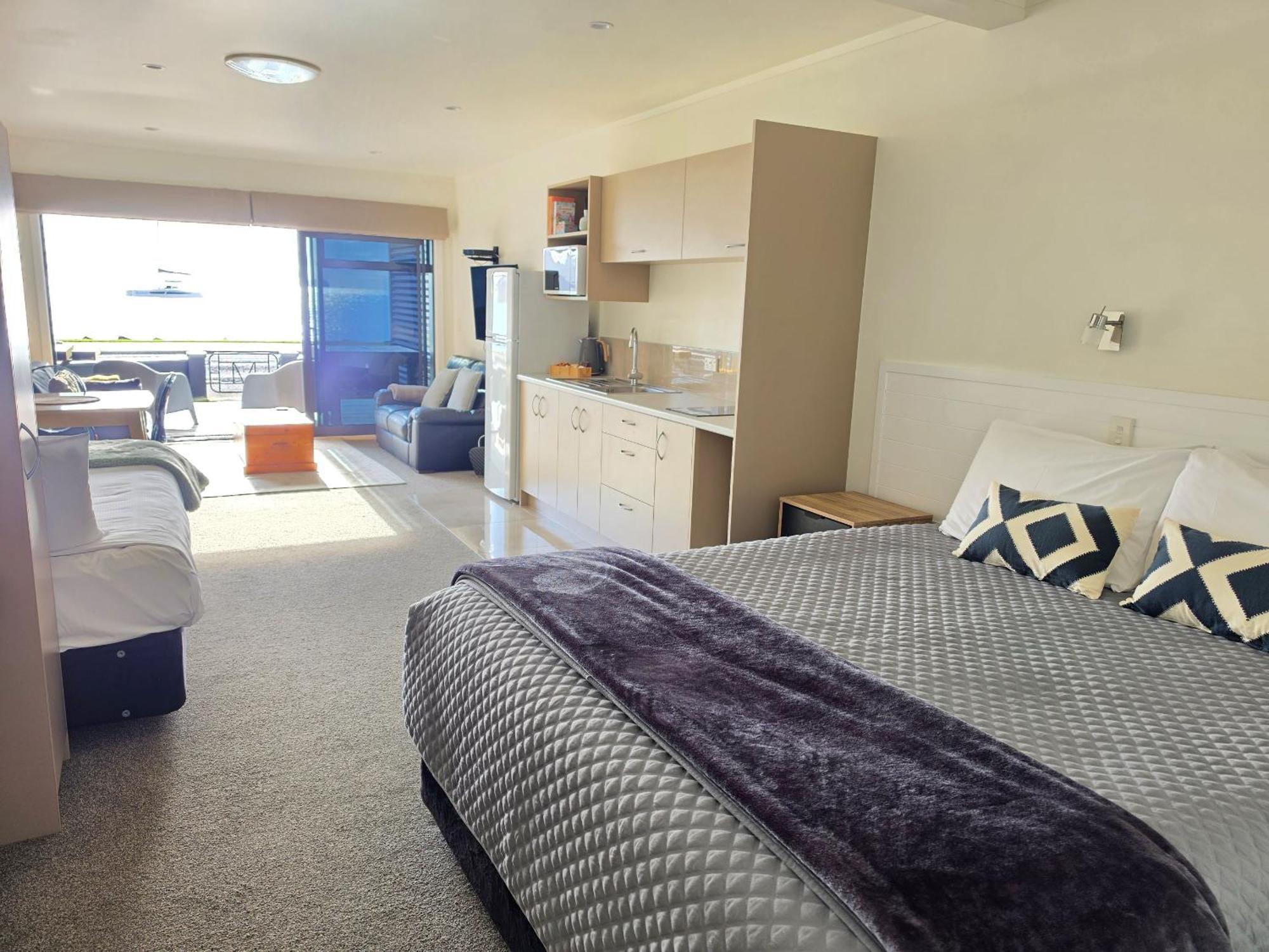 Large Studio Apartment Beachfront 2