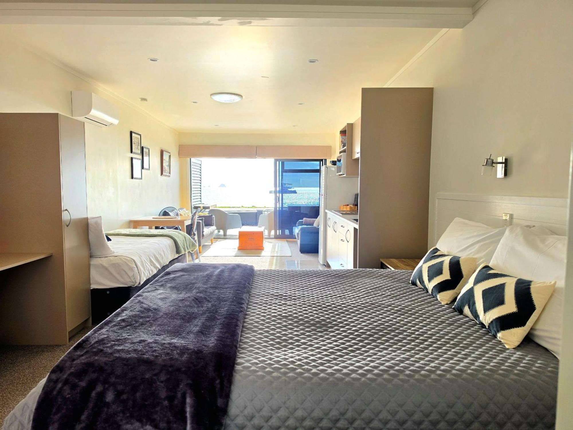 Large Studio Apartment Beachfront 2