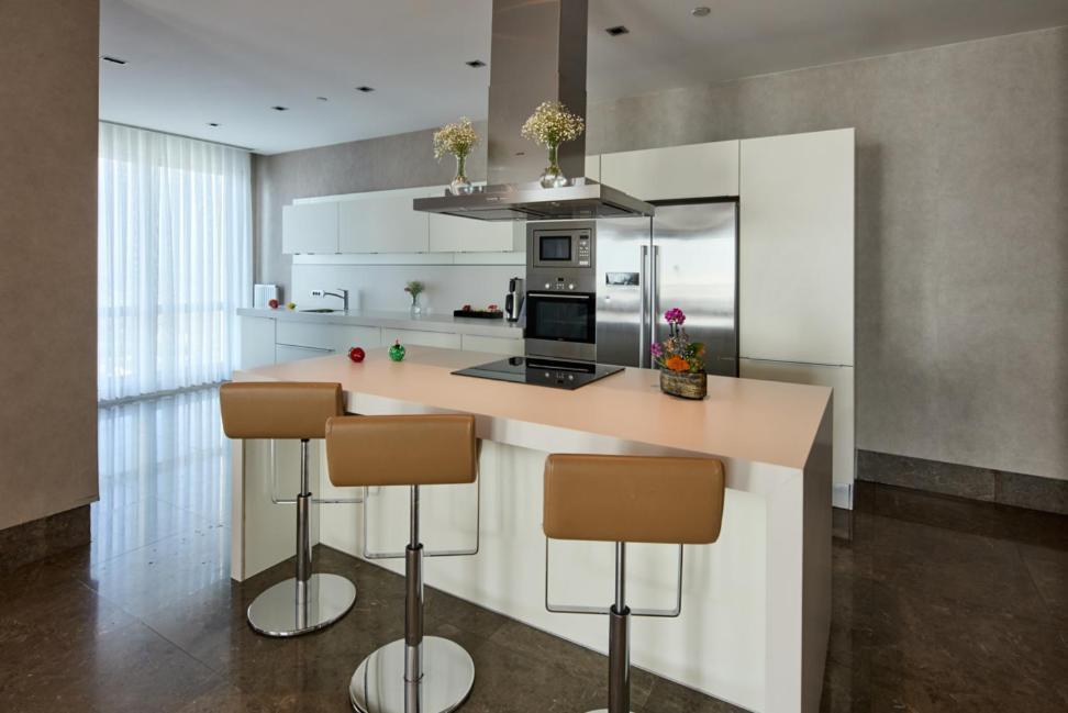 Penthouse Appartement met 4 Slaapkamers en Uitzicht op Zee