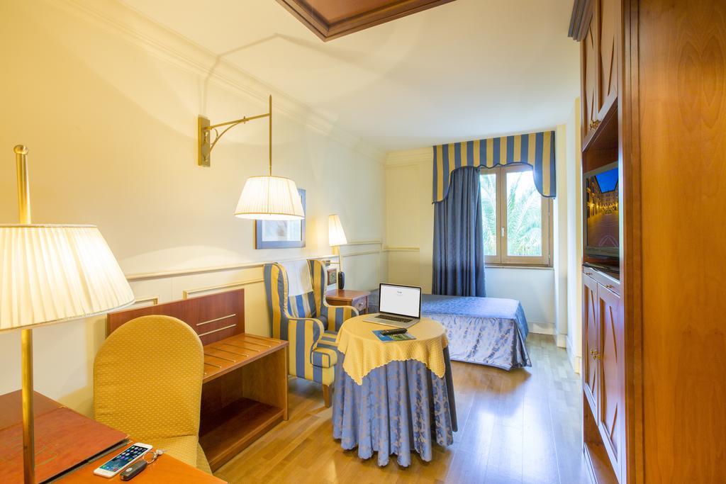 Single Room,685396617:JPEG