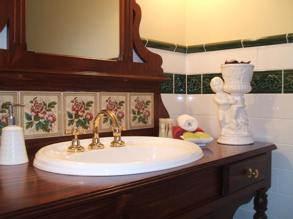 Queen Room with Kitchen