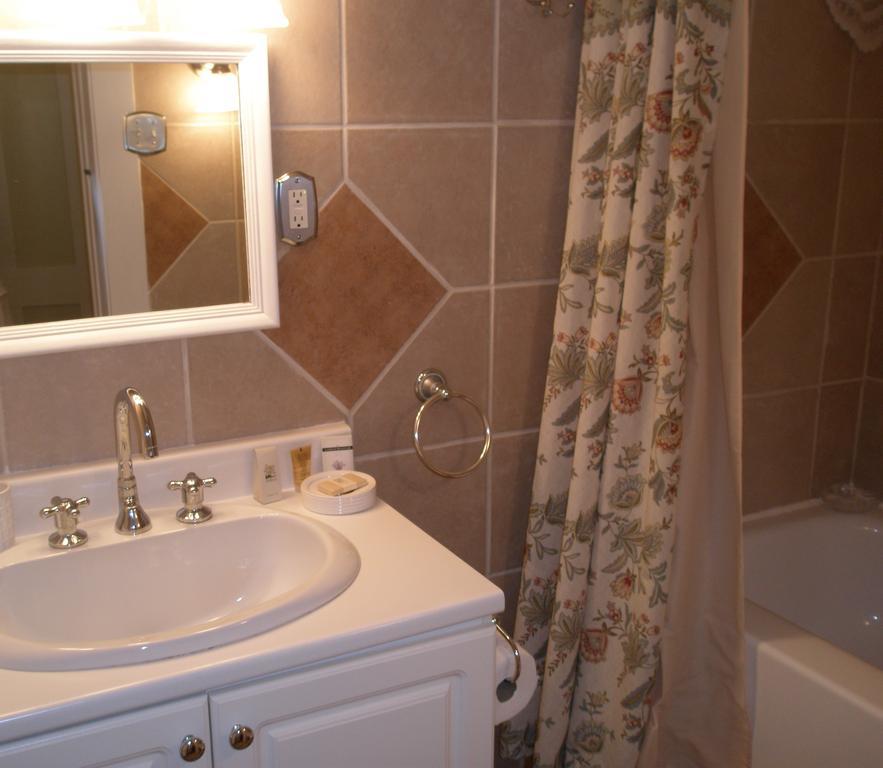Chambre Lit Queen-Size avec Kitchenette et Balcon