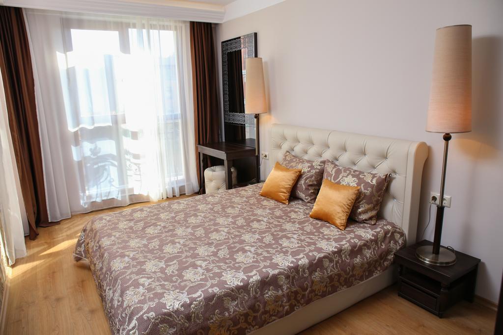 Deluxe One-Bedroom Apartment