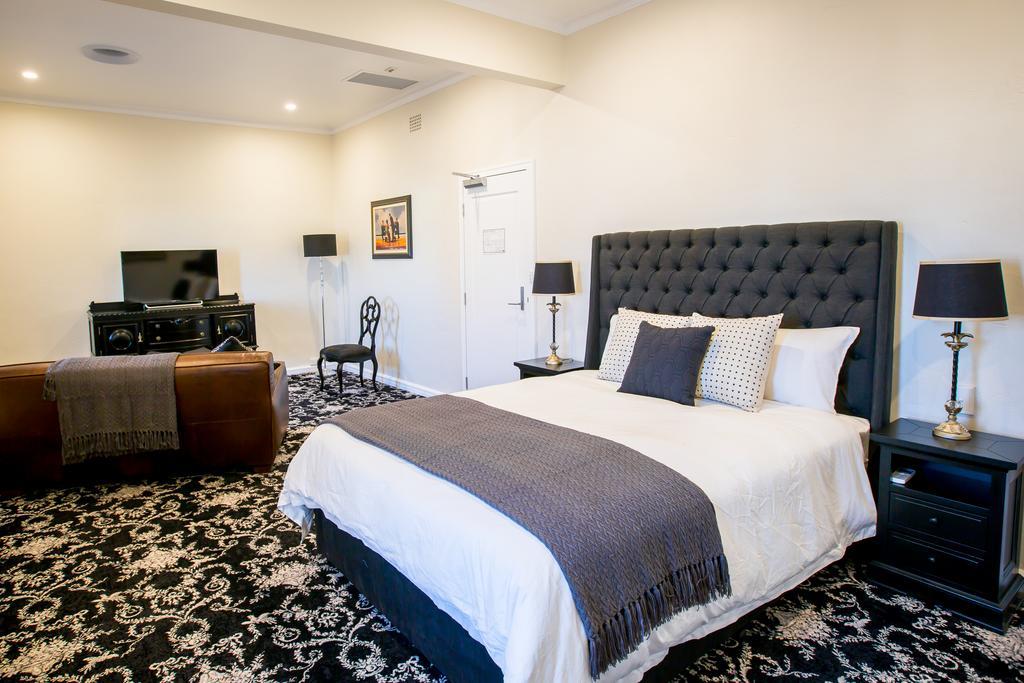Premier Queen Suite with Lounge (no pets)