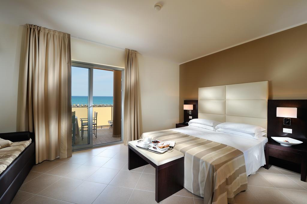 Panorama Dreibettzimmer mit seitlichem Meerblick