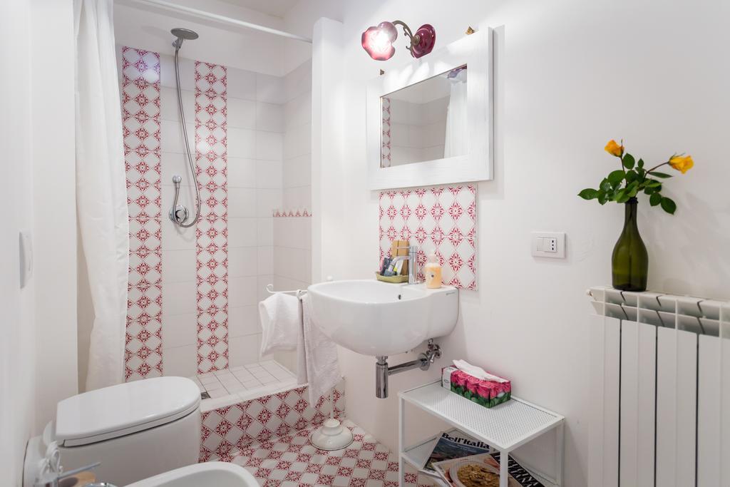 Deluxe Double Room Shower