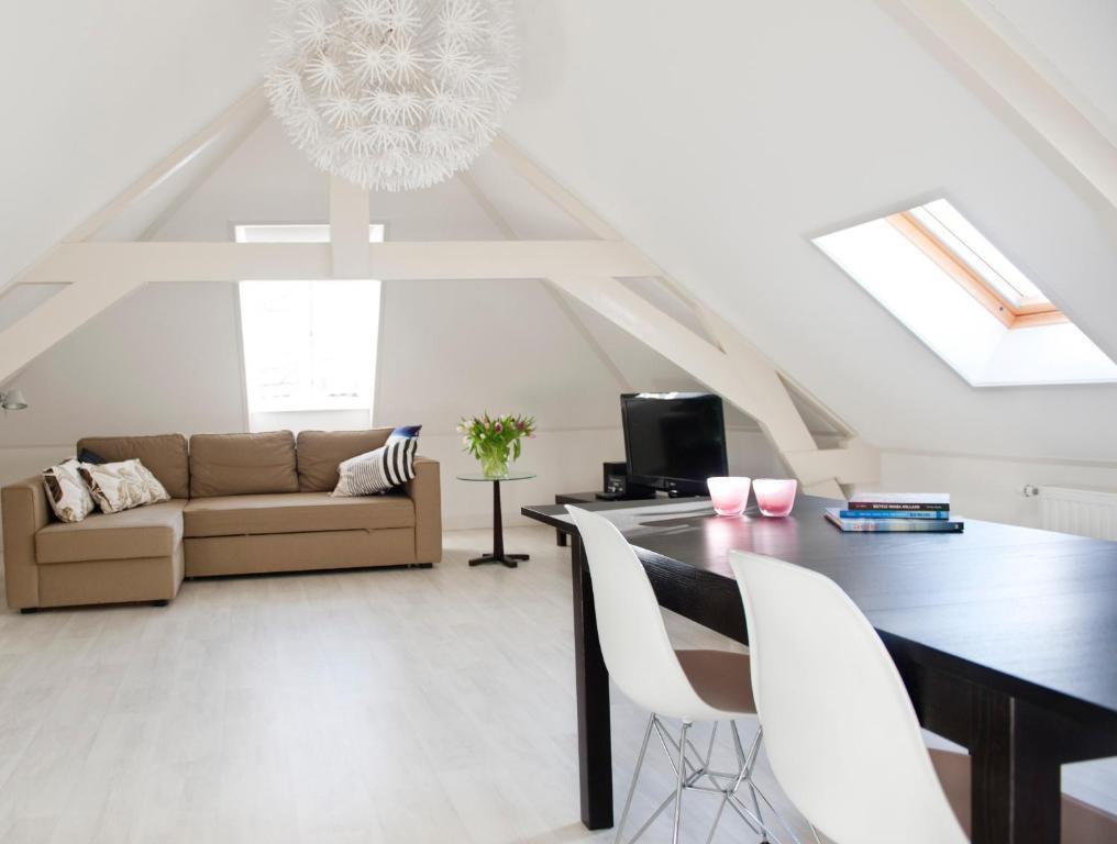 Family Room,684120411:JPEG