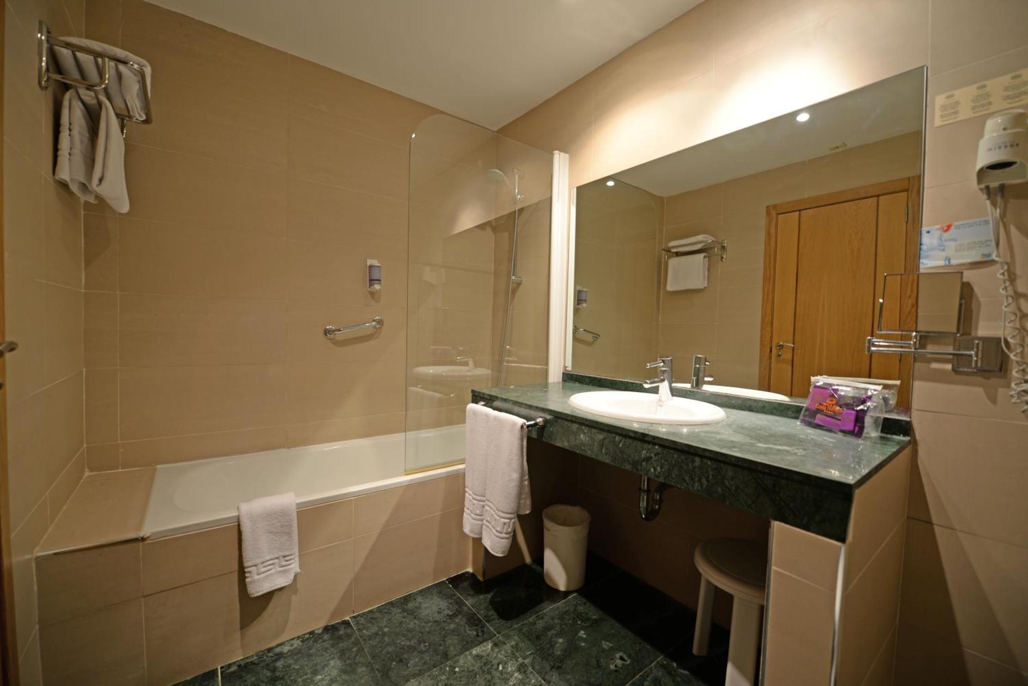 Double or Twin Room,974805400:JPEG