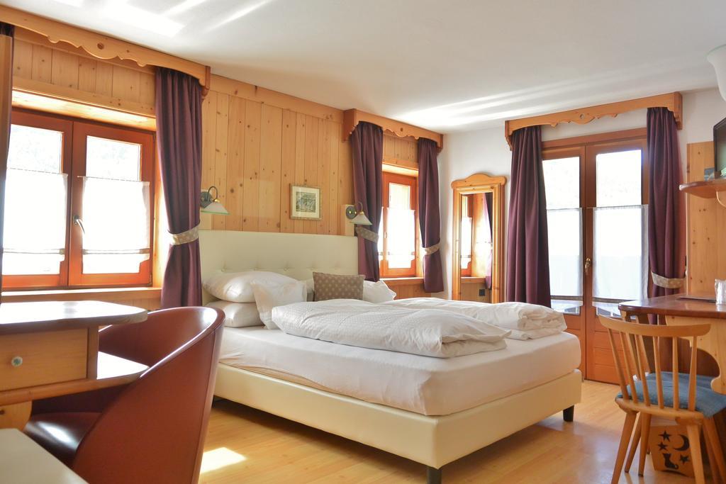 Dreibettzimmer mit Bergblick