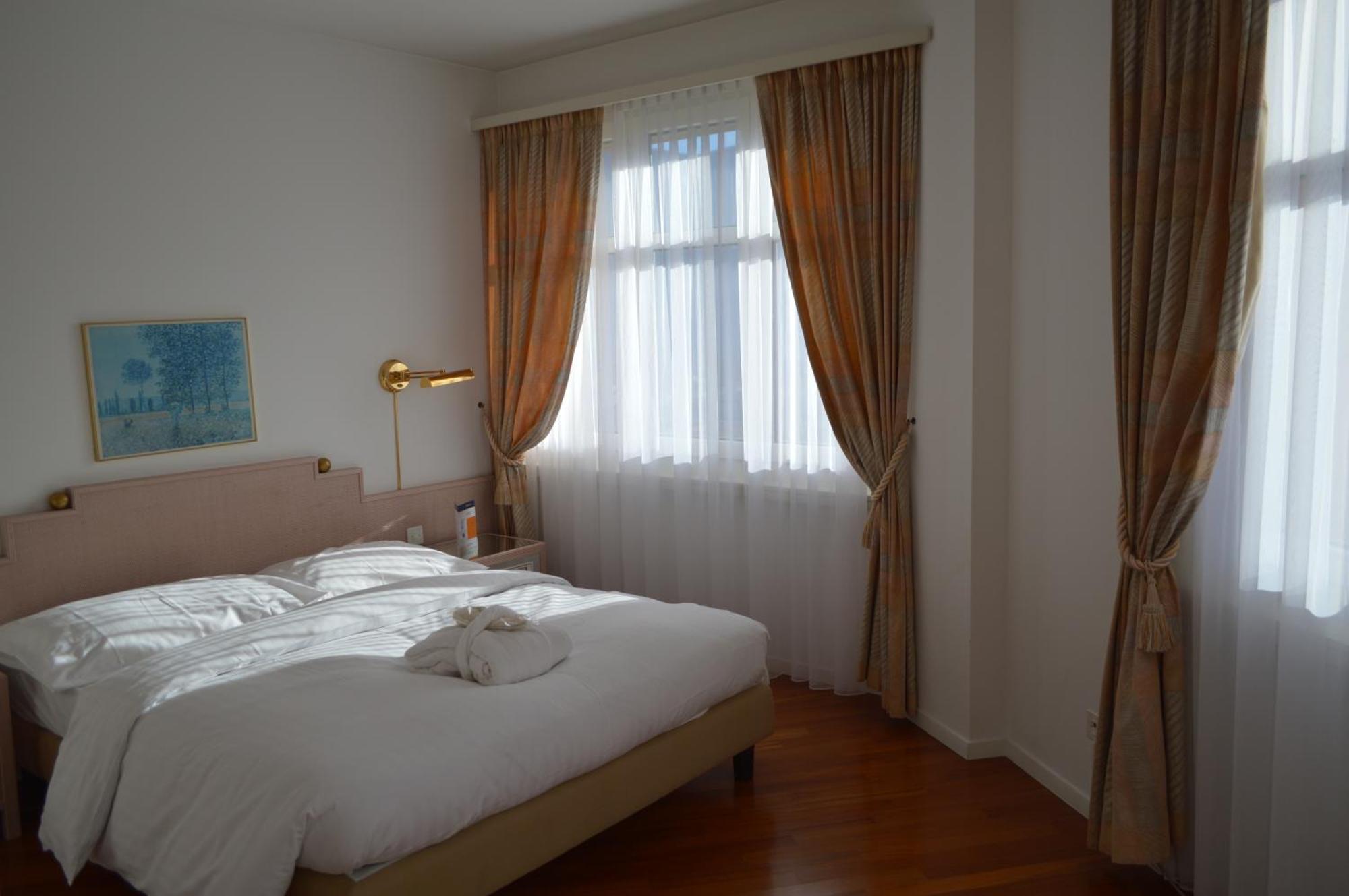 Premium Suite Lake View