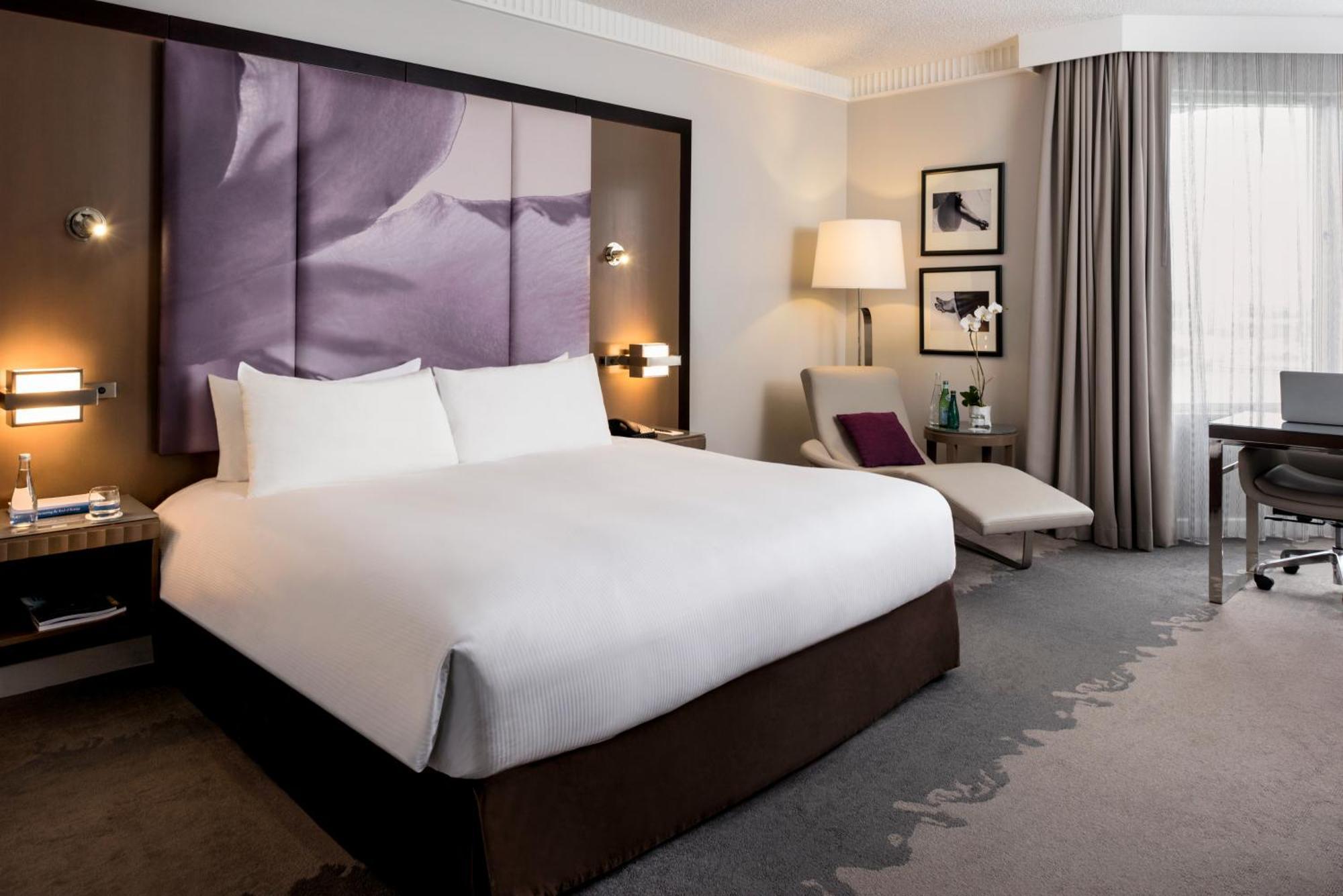 Luxuriöses Zimmer mit Kingsize-Bett, rollstuhlgerechter Dusche und Badewanne, barrierefrei