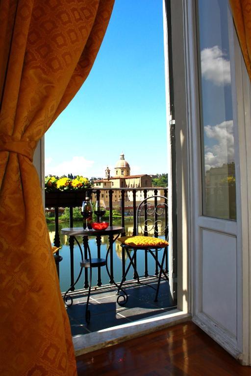 Camera Luxury Matrimoniale/Doppia con Letti Singoli con Balcone e Vista Fiume