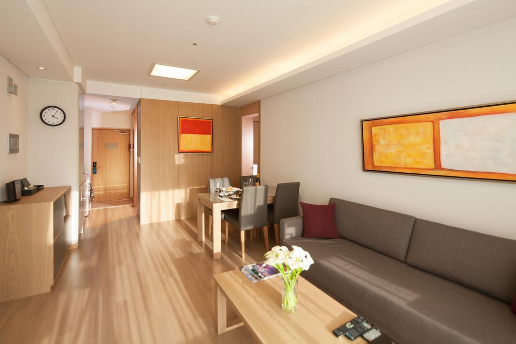 Deluxe One-Bedroom Apartment