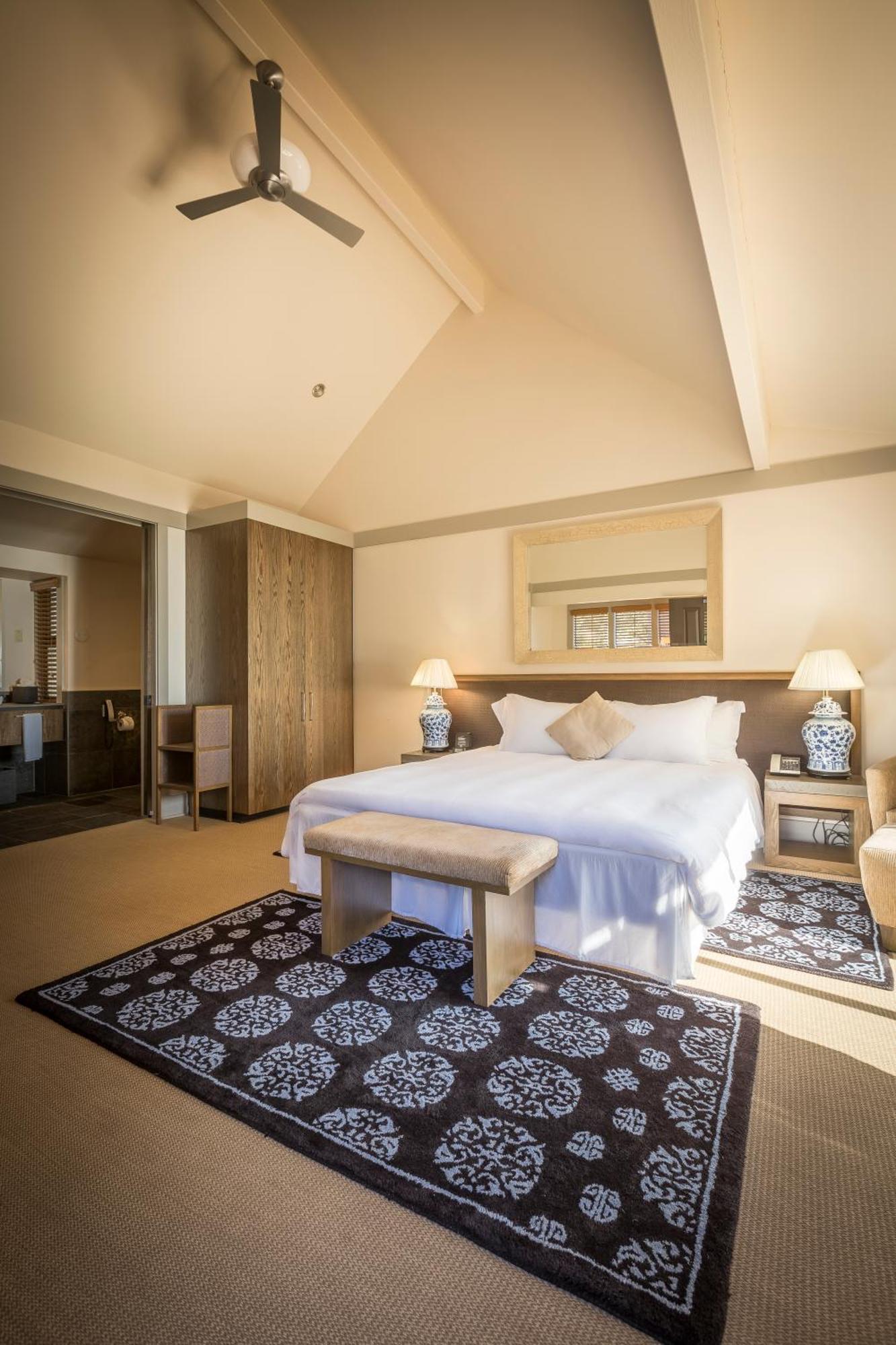 Zimmer mit Kingsize-Bett und Meerblick
