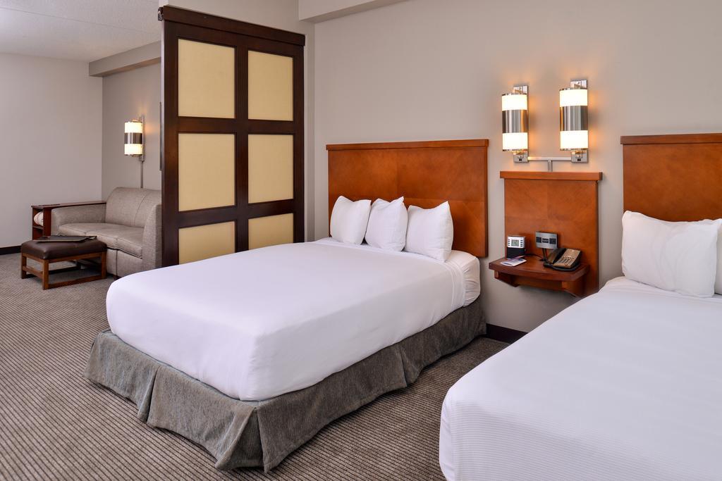 Queen Room Two Queen Beds Roll Shower Disability Access,345823318:JPEG