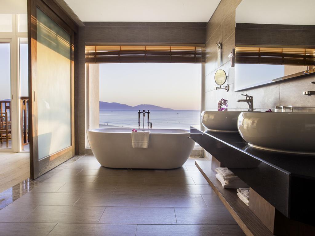 Premium Ocean Suite with Balcony and Bathtub
