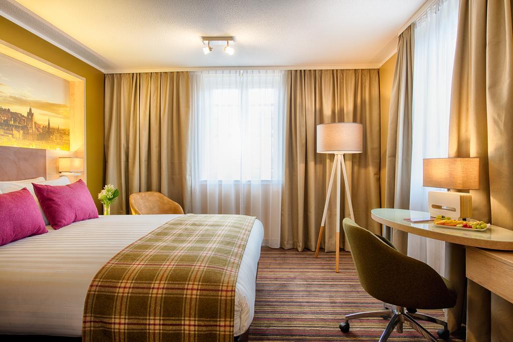Alojamiento Estándar con cama extragrande y sofá