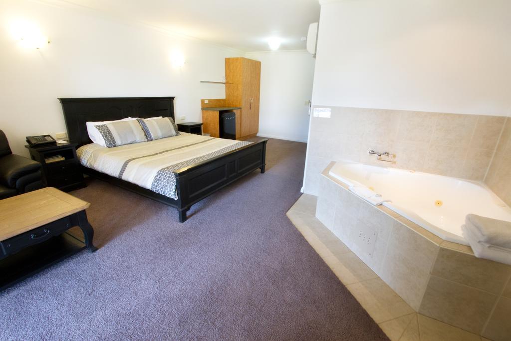 King Room with Spa Bath