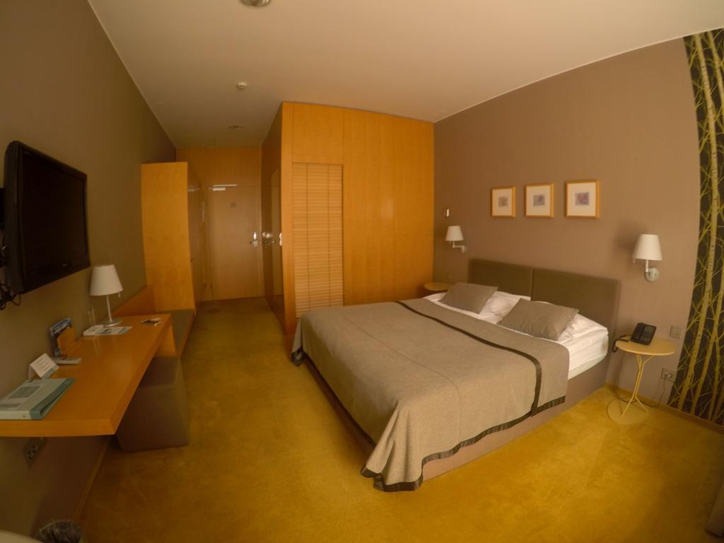 Doppelzimmer mit Balkon und Waldblick