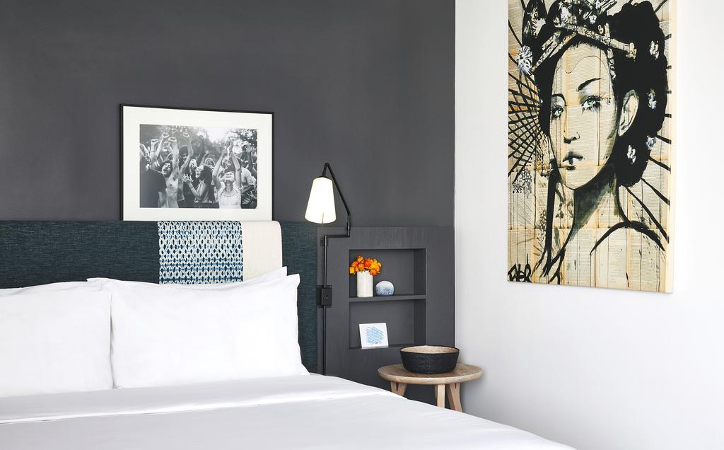 Zimmer mit Kingsize-Bett, Balkon und Stadtblick