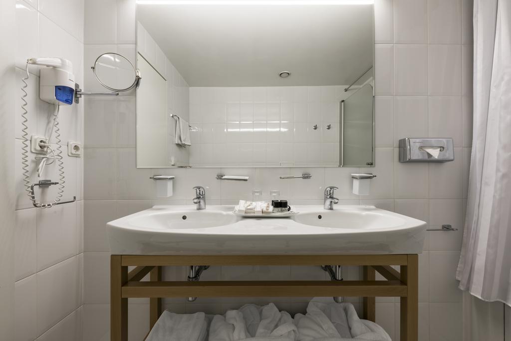 One-Bedroom Apartment with Bath