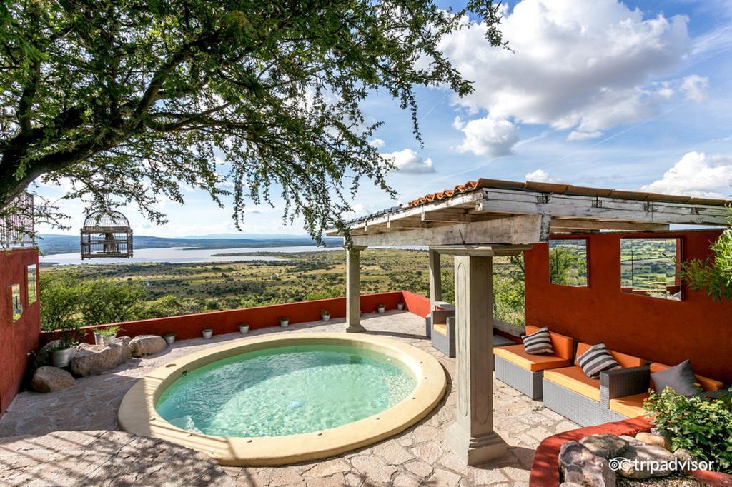 Habitación con cama grande y bañera de hidromasaje