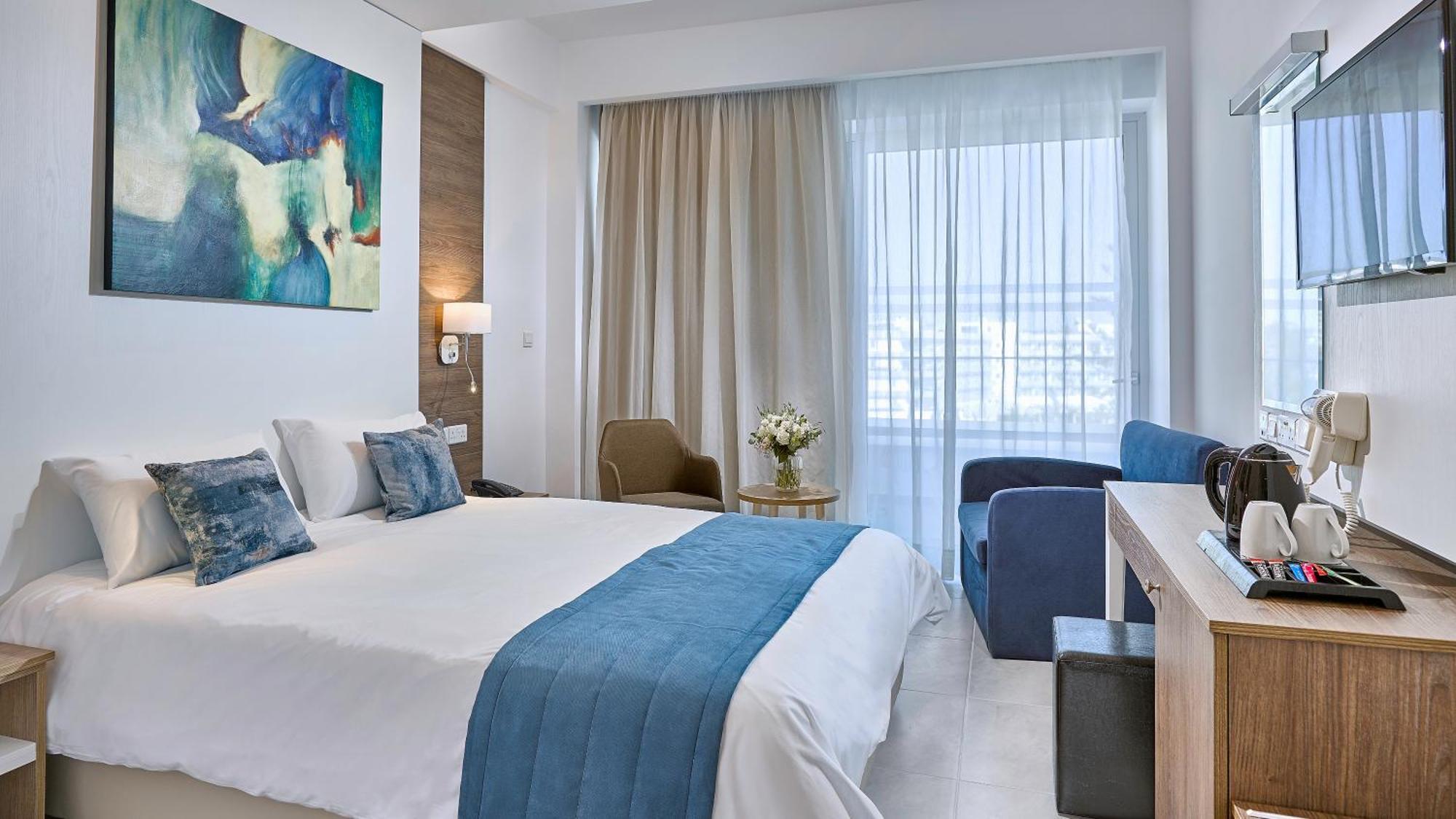 Double or Twin Room with Side Sea View